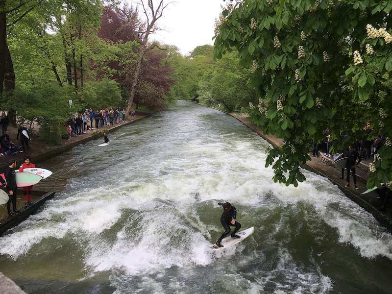 ミュンヘンの街中に突如サーファーが出現！都会のイザ川でサーフィン？！