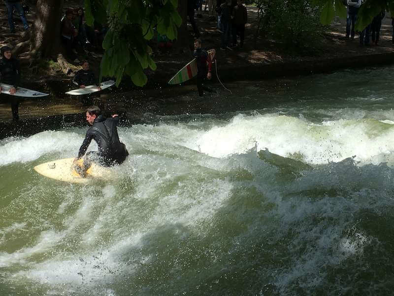 ミュンヘンの街中に突如サーファーが出現！都会のイザ川でサーフィン？！